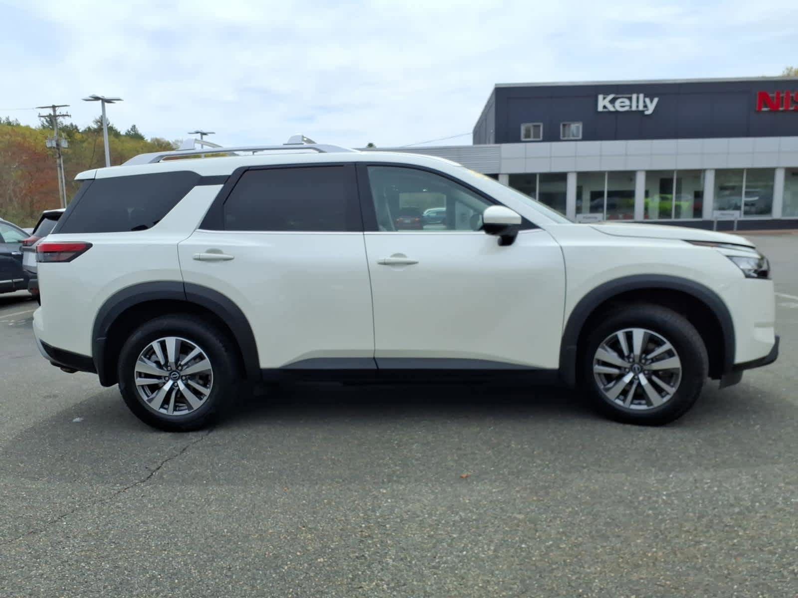 Used 2022 Nissan Pathfinder SL AWD/4WD image 4