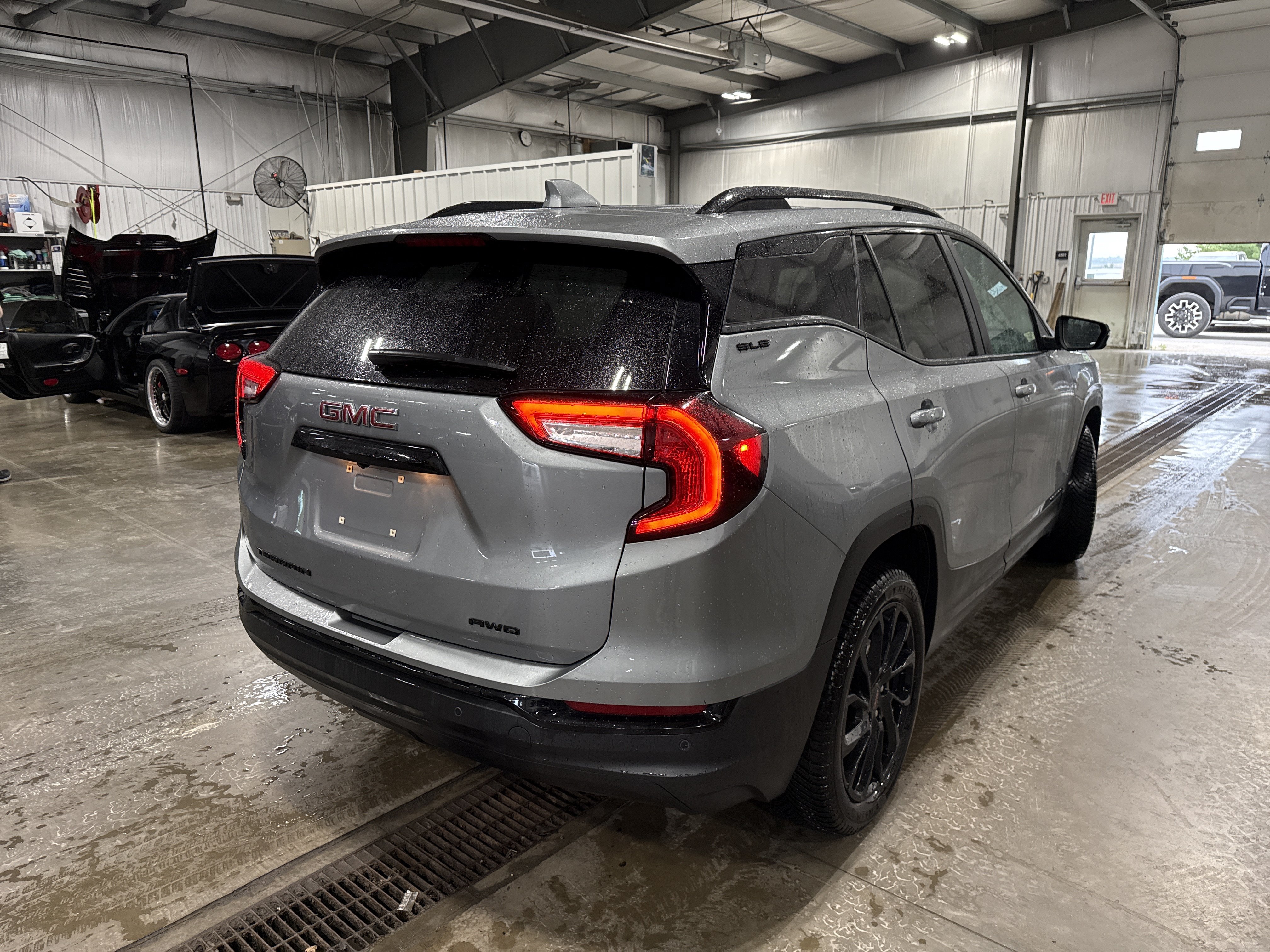 Used 2023 GMC Terrain SLE w/ Driver Convenience Package AWD/4WD image 3