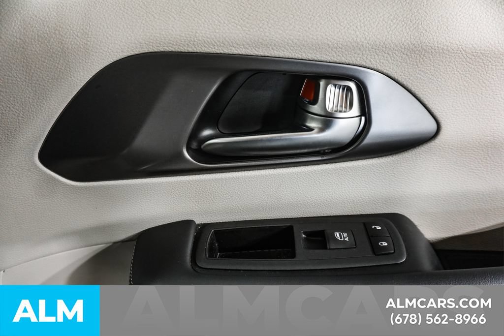 Used 2023 Chrysler Pacifica Touring-L FWD image 45