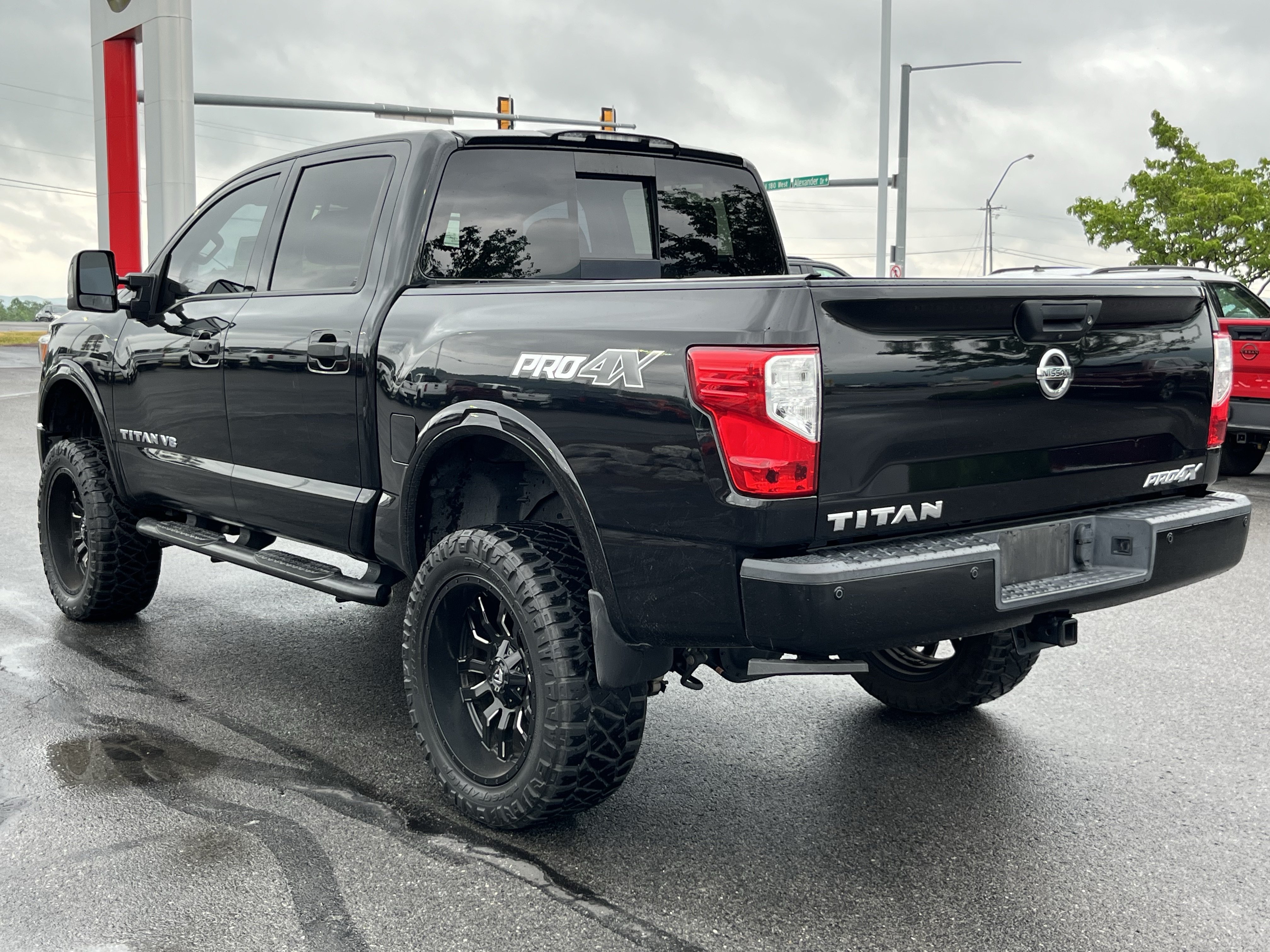 Used 2019 Nissan Titan PRO-4X w/ Pro-4x Convenience Package AWD/4WD image 8