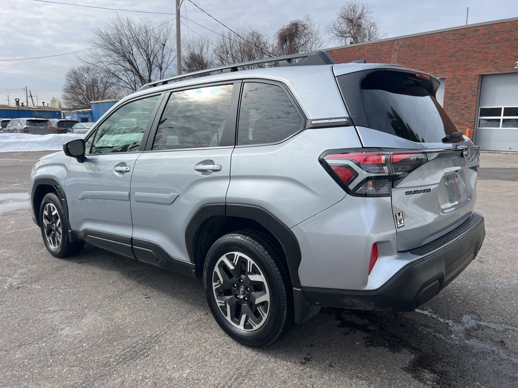 Used 2025 Subaru Forester Premium image 3