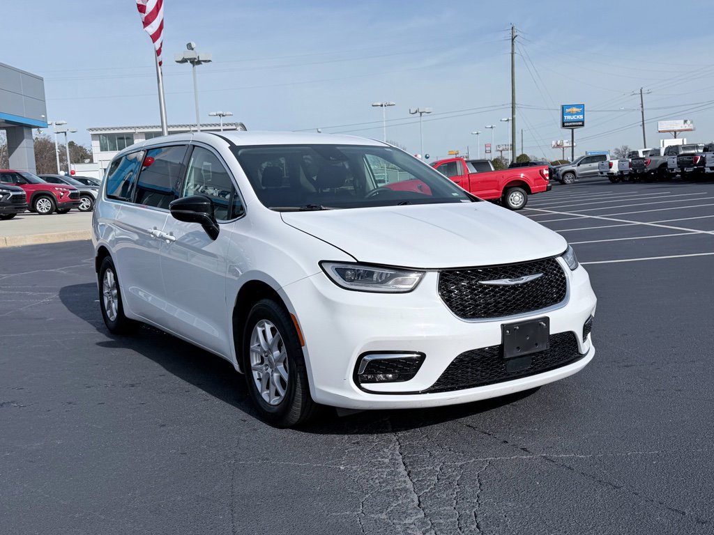 Used 2024 Chrysler Pacifica Touring-L image 2