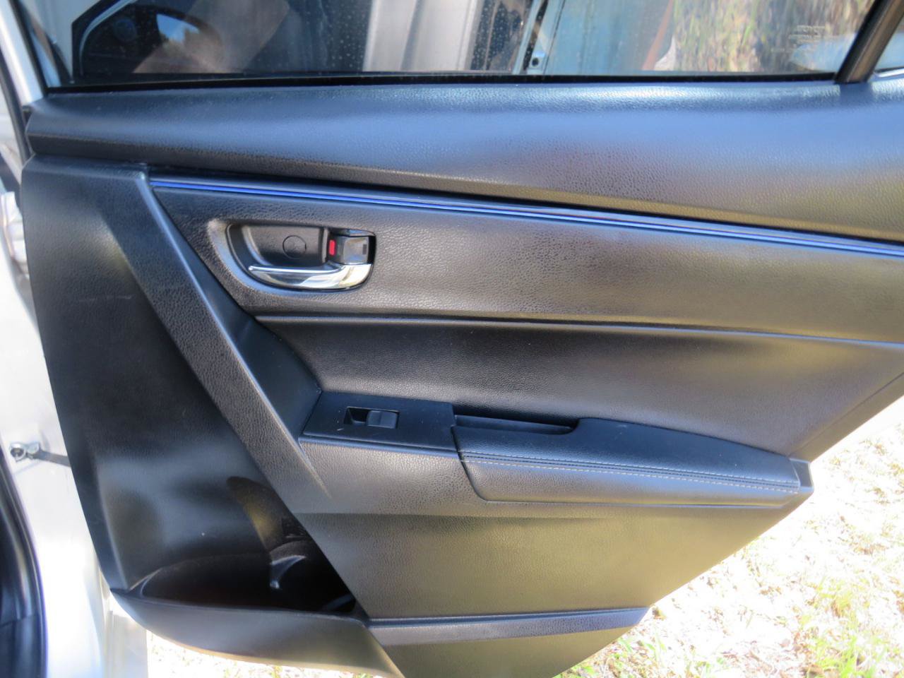 Used 2017 Toyota Corolla SE FWD image 23