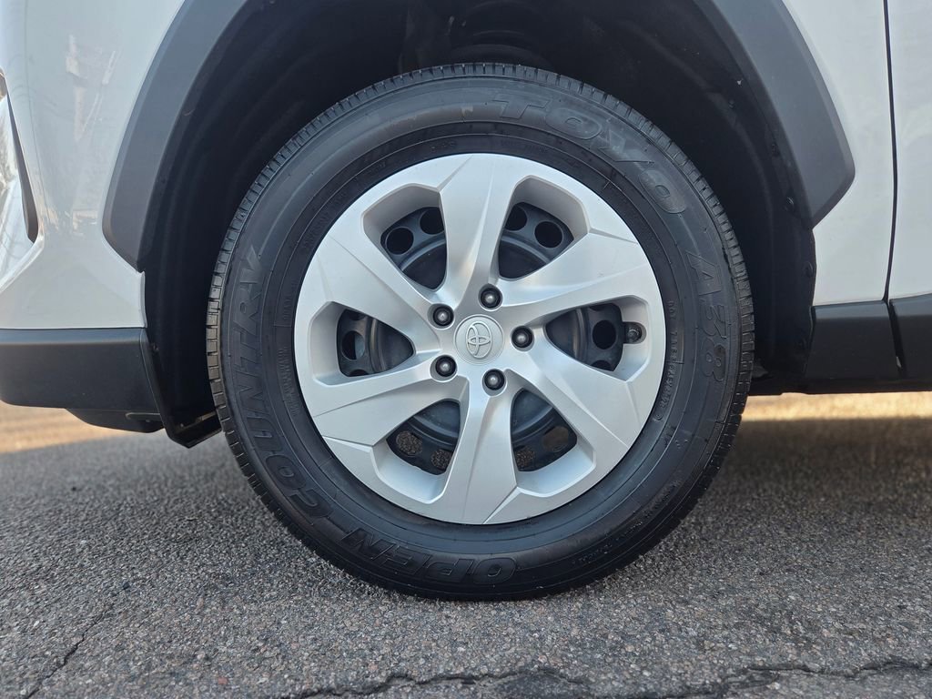 Used 2022 Toyota RAV4 LE AWD/4WD image 9