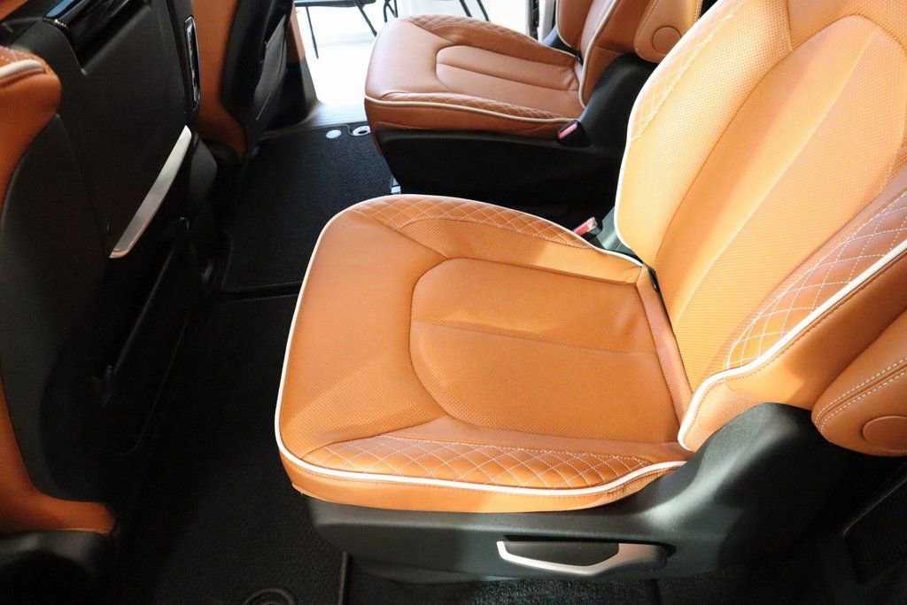 New 2026 Chrysler Pacifica Pinnacle image 13