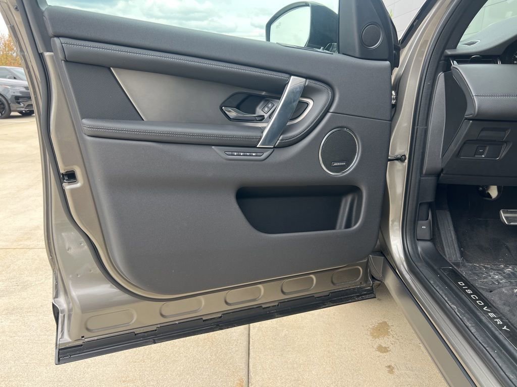 New 2025 Land Rover Discovery Sport Dynamic SE image 9