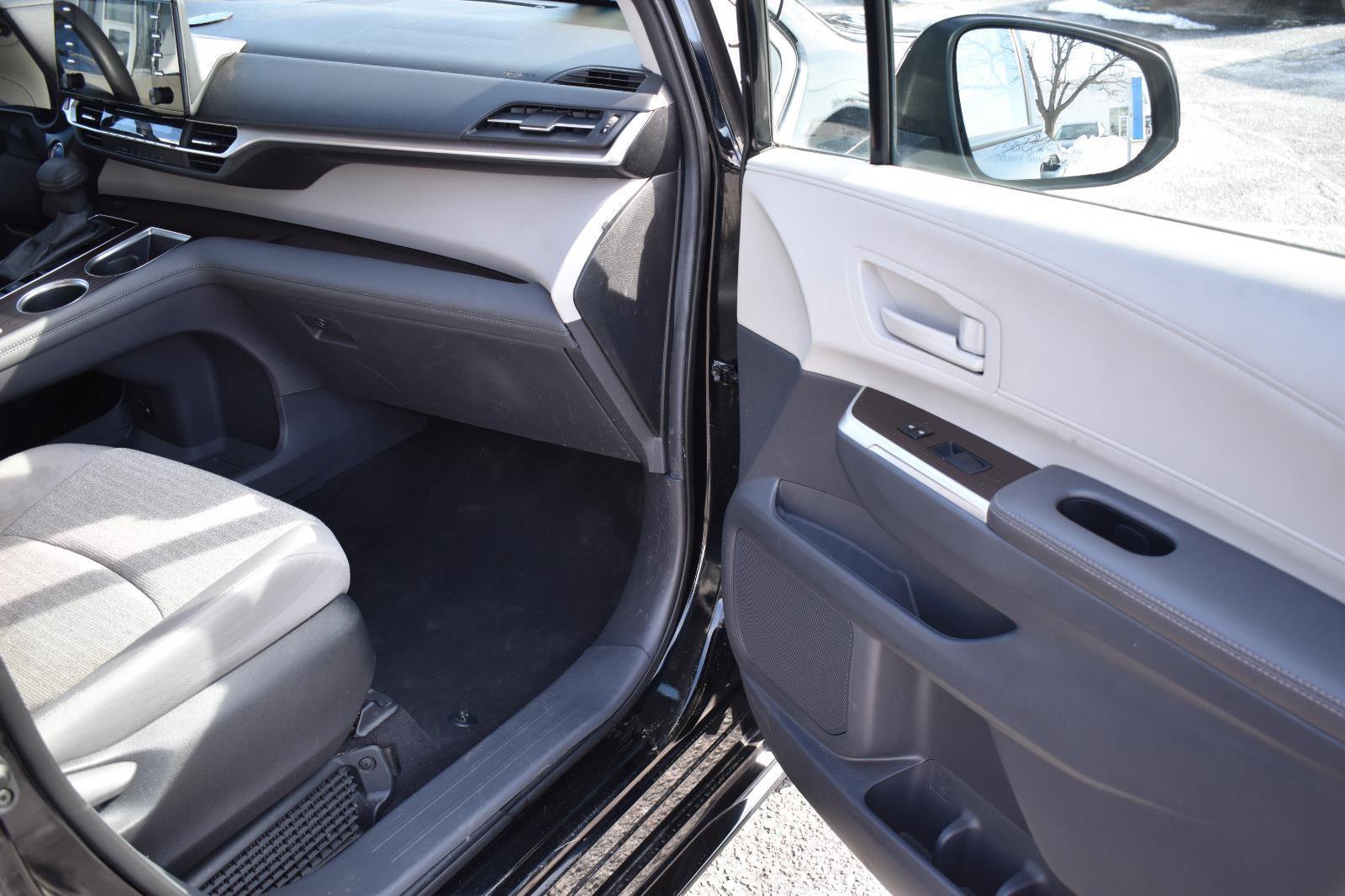 Used 2024 Toyota Sienna LE image 12