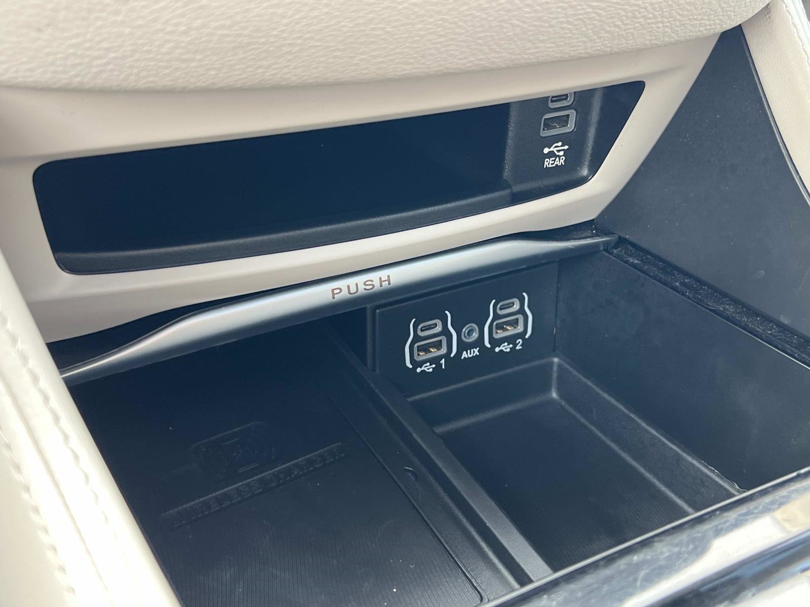 Used 2022 Chrysler Pacifica Limited w/ Uconnect Theater Family Group image 18