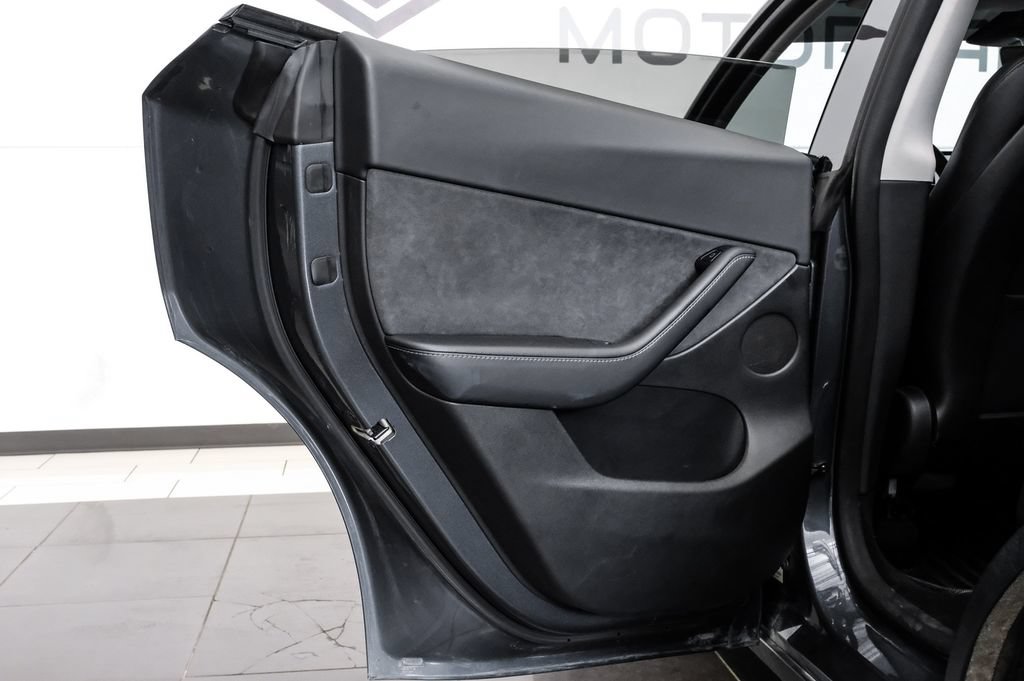 Used 2022 Tesla Model Y Long Range AWD/4WD image 43