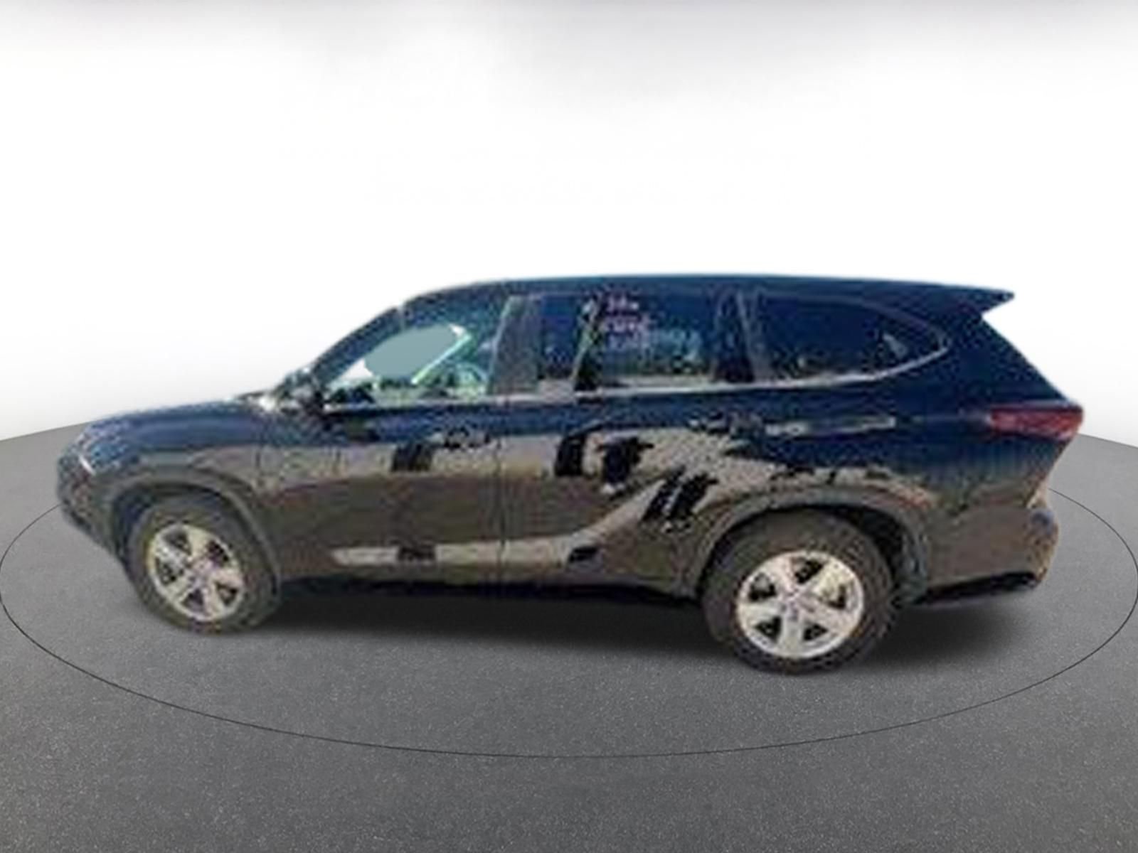 Used 2025 Toyota Highlander LE image 4