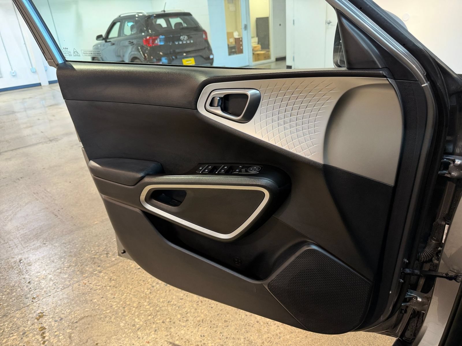 Used 2025 Kia Soul LX w/ LX Technology Package FWD image 18