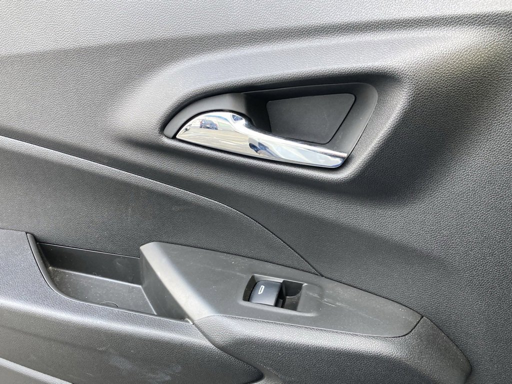 Used 2025 Chevrolet Trax RS w/ Sunroof Package image 24