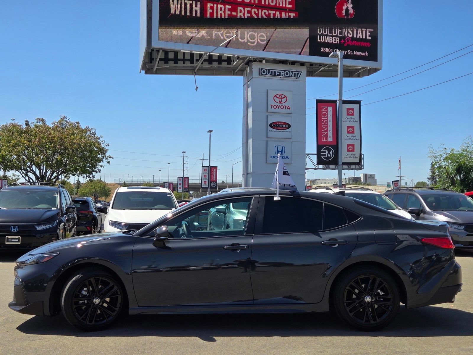 Used 2025 Toyota Camry SE w/ Convenience Package FWD image 4