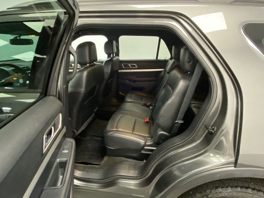 Used 2017 Ford Explorer XLT w/ Equipment Group 202A AWD/4WD image 35