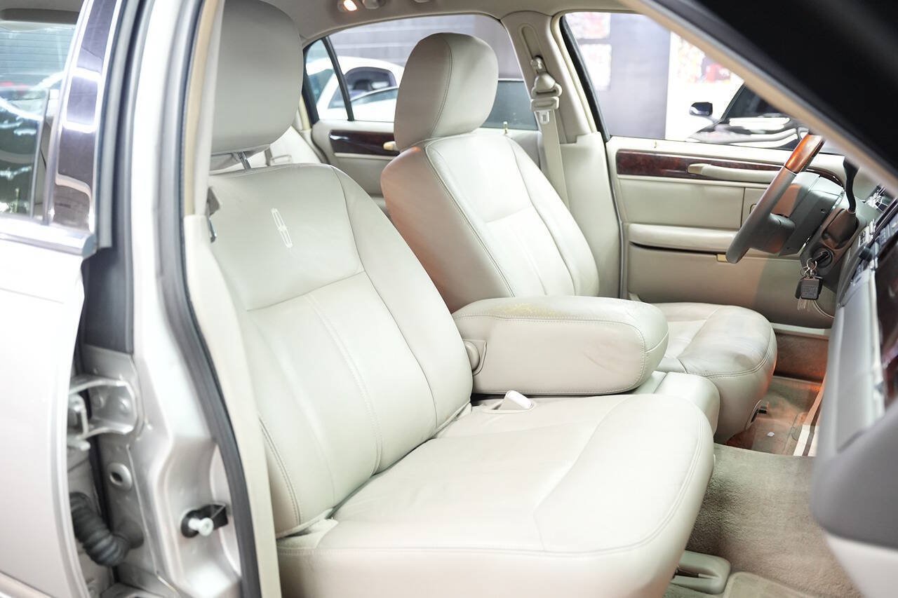 Used 2011 Lincoln Town Car Signature Limited RWD image 19