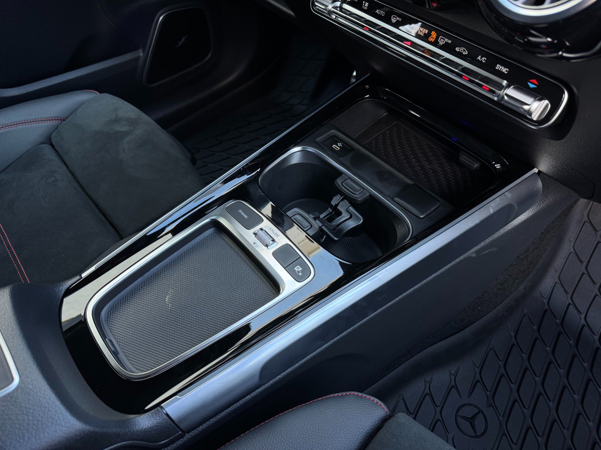 Used 2025 Mercedes-Benz GLB 250 w/ AMG Night Package image 27
