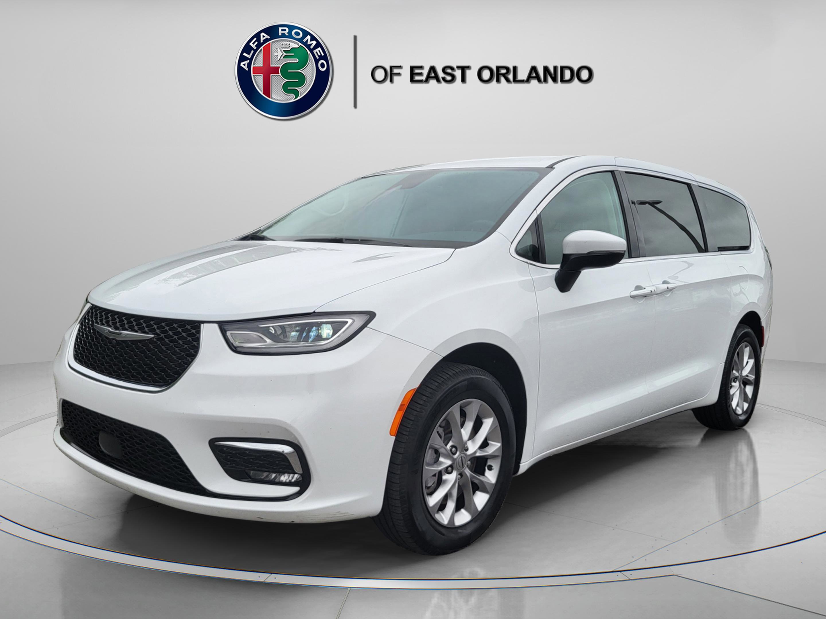 Used 2023 Chrysler Pacifica Touring-L AWD/4WD image 3