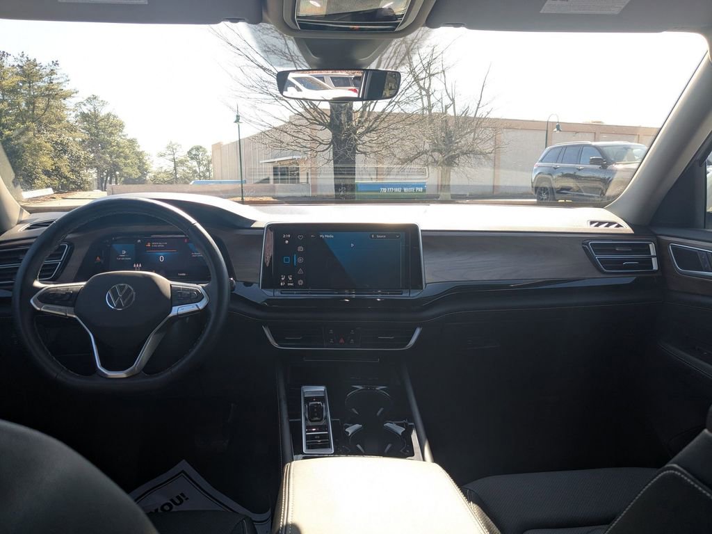 Used 2025 Volkswagen Atlas SE image 23