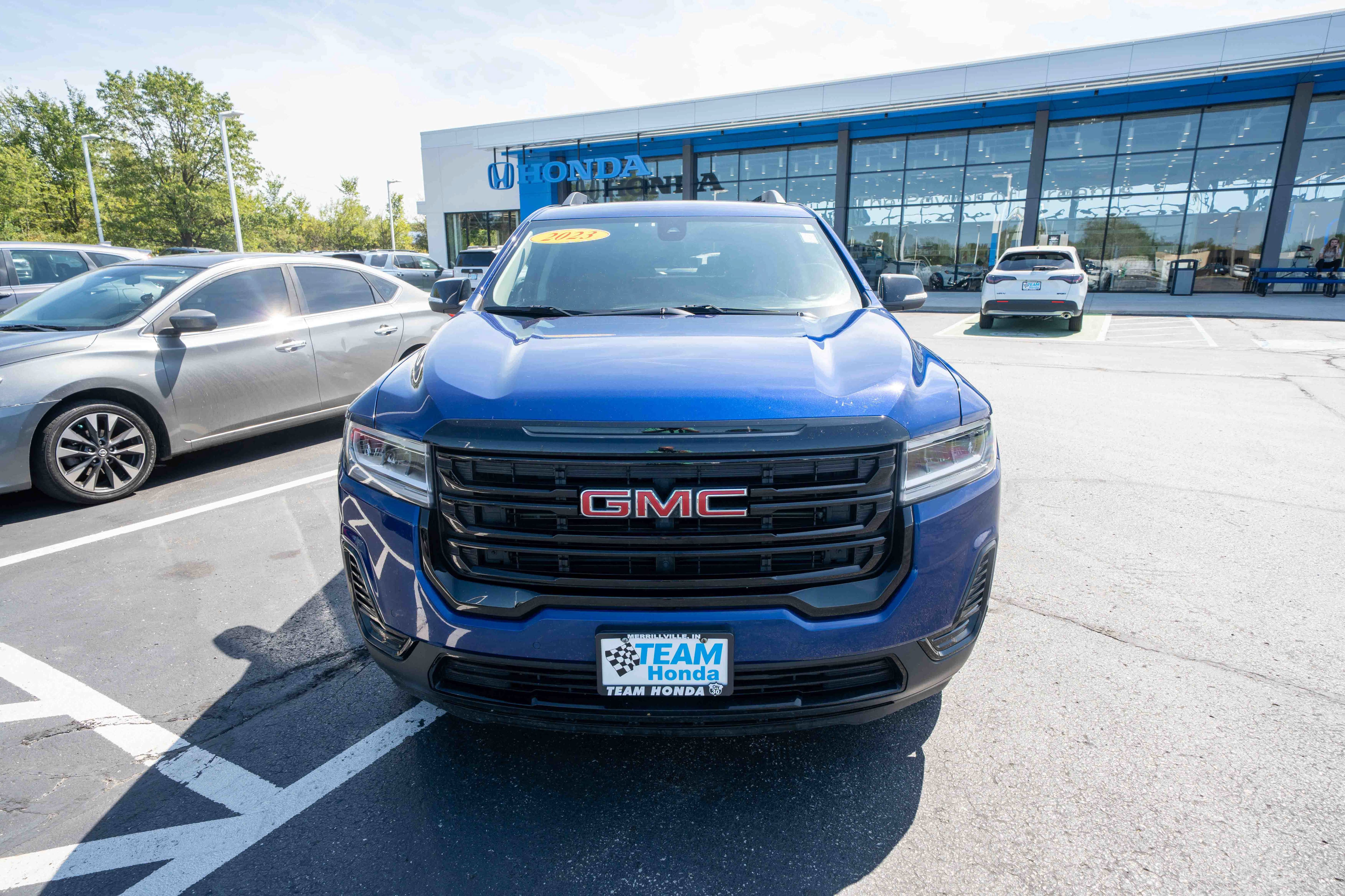 Used 2023 GMC Acadia SLE w/ Elevation Edition FWD image 2