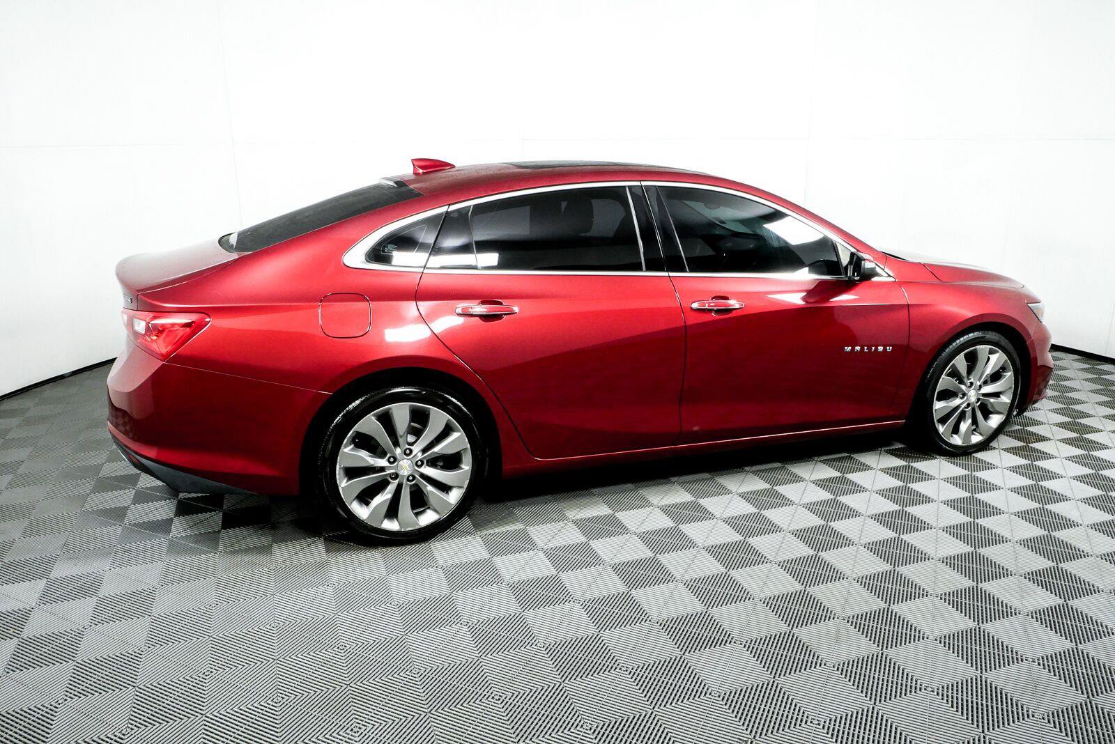 Used 2017 Chevrolet Malibu Premier w/ Premier Sun and Wheel Package FWD image 2
