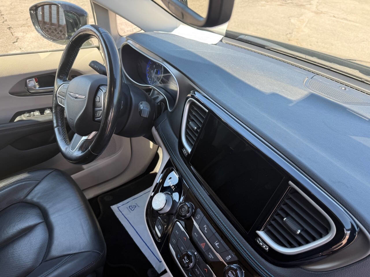 Used 2021 Chrysler Pacifica Touring-L image 15