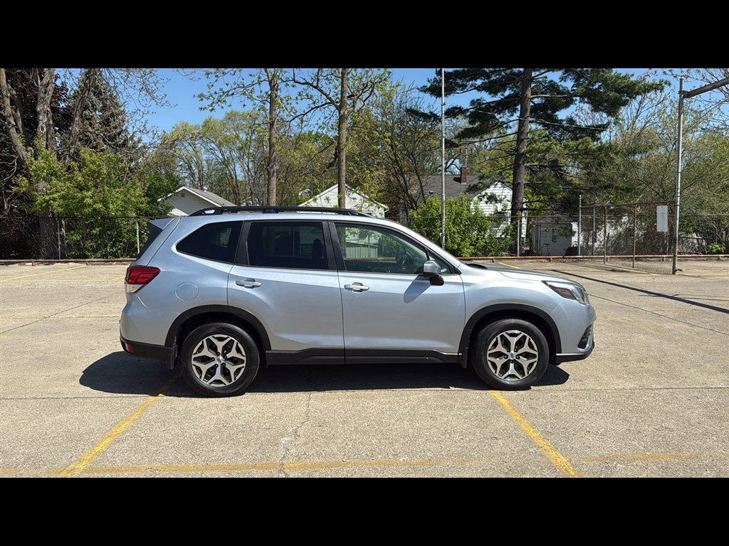 Used 2023 Subaru Forester Premium image 6