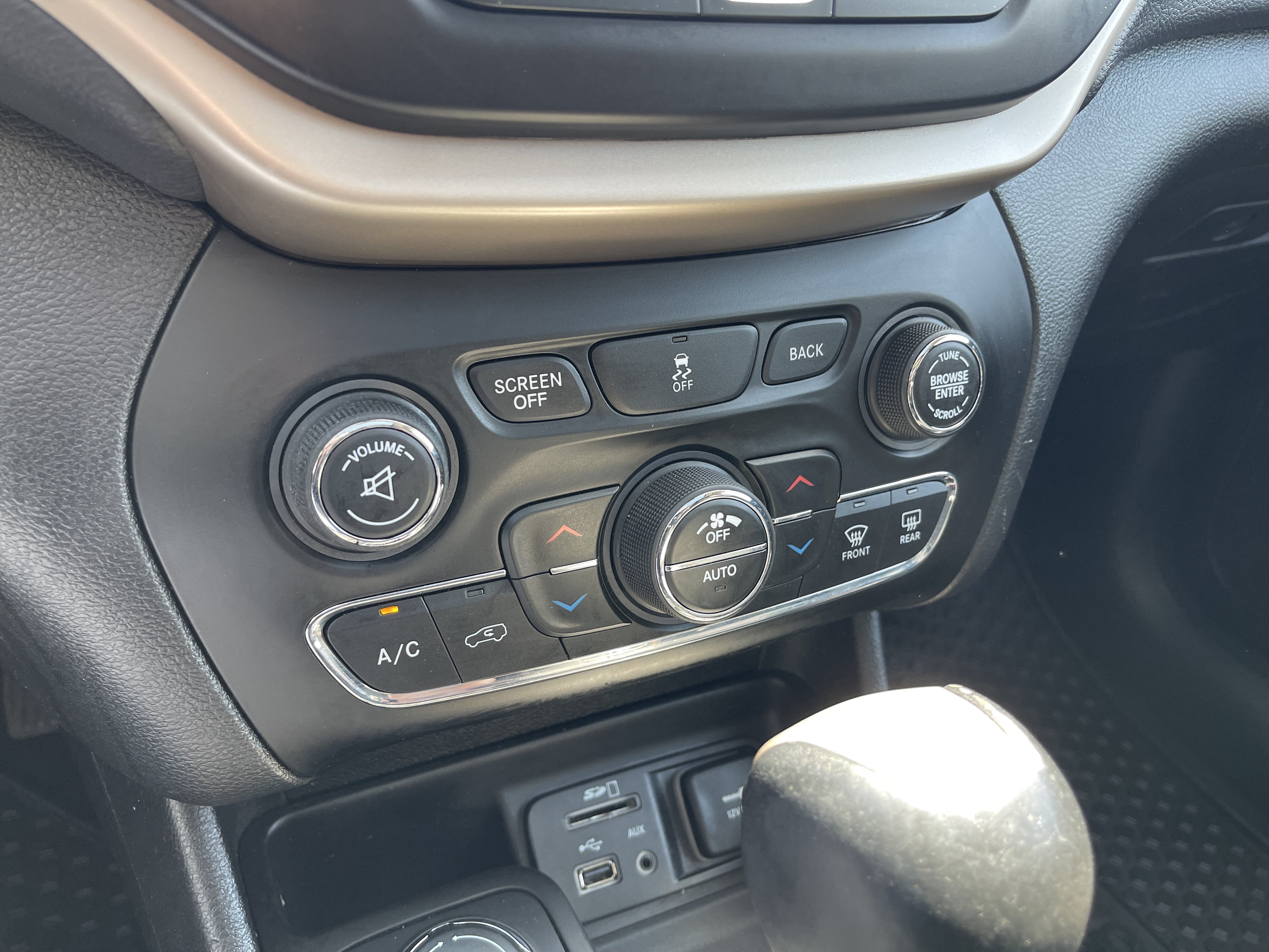 Used 2017 Jeep Cherokee Latitude AWD/4WD image 20