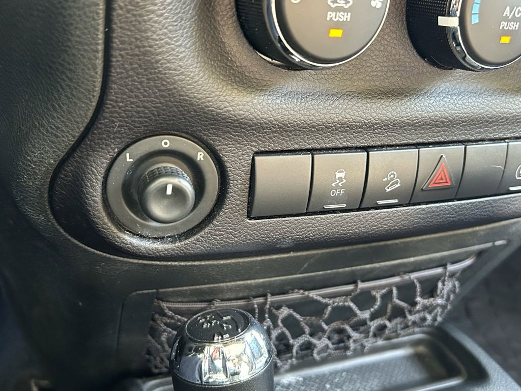 Certified 2017 Jeep Wrangler Unlimited Rubicon w/ Connectivity Group image 35