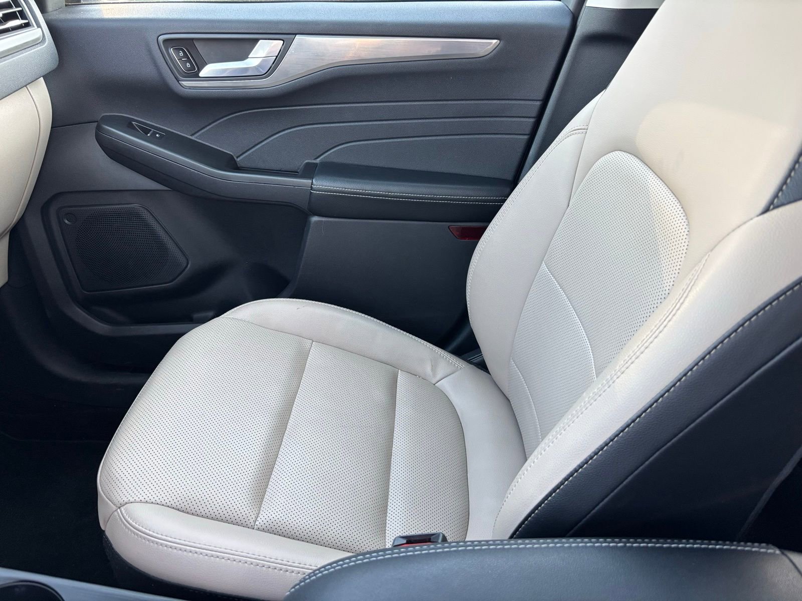 Used 2022 Ford Escape Titanium FWD image 8