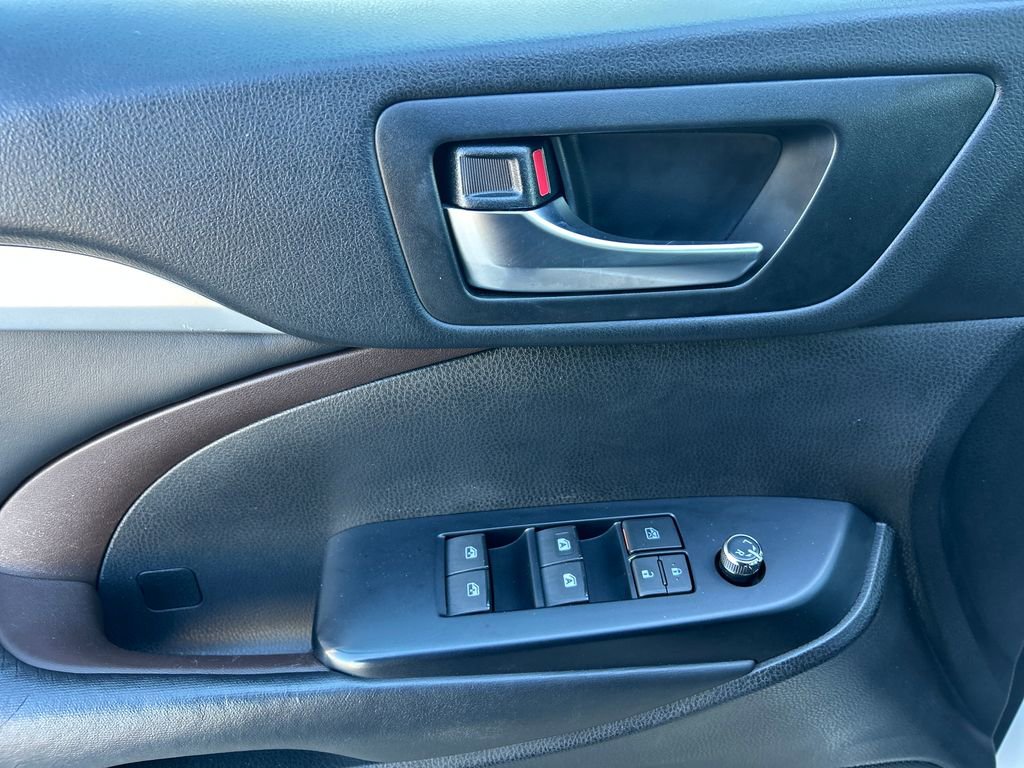 Used 2019 Toyota Highlander XLE image 22