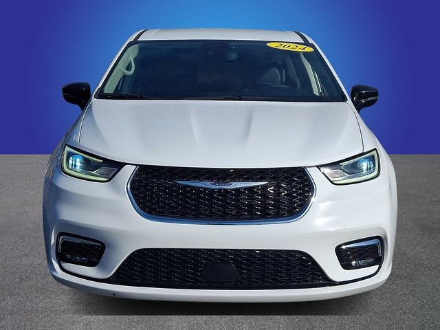 Used 2024 Chrysler Pacifica Touring-L image 2