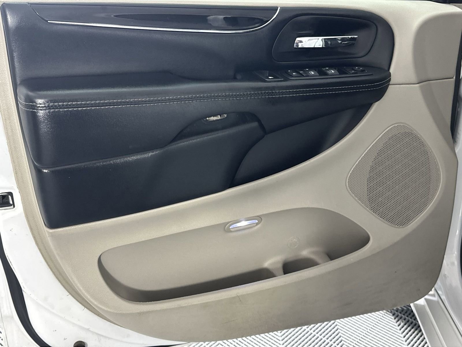 Used 2019 Dodge Grand Caravan SXT w/ Rear Park Assist Package FWD image 29