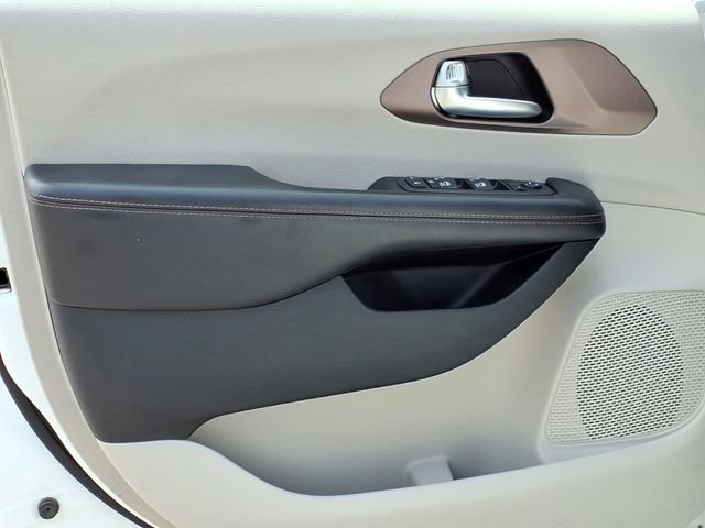 Used 2018 Chrysler Pacifica Touring-L Plus FWD image 15