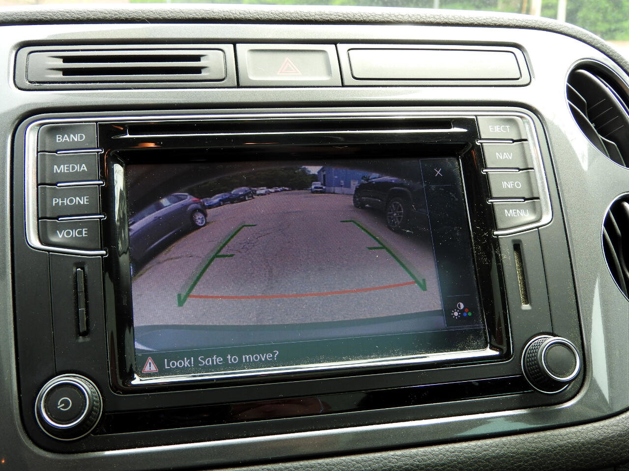 Used 2016 Volkswagen Tiguan SE image 11