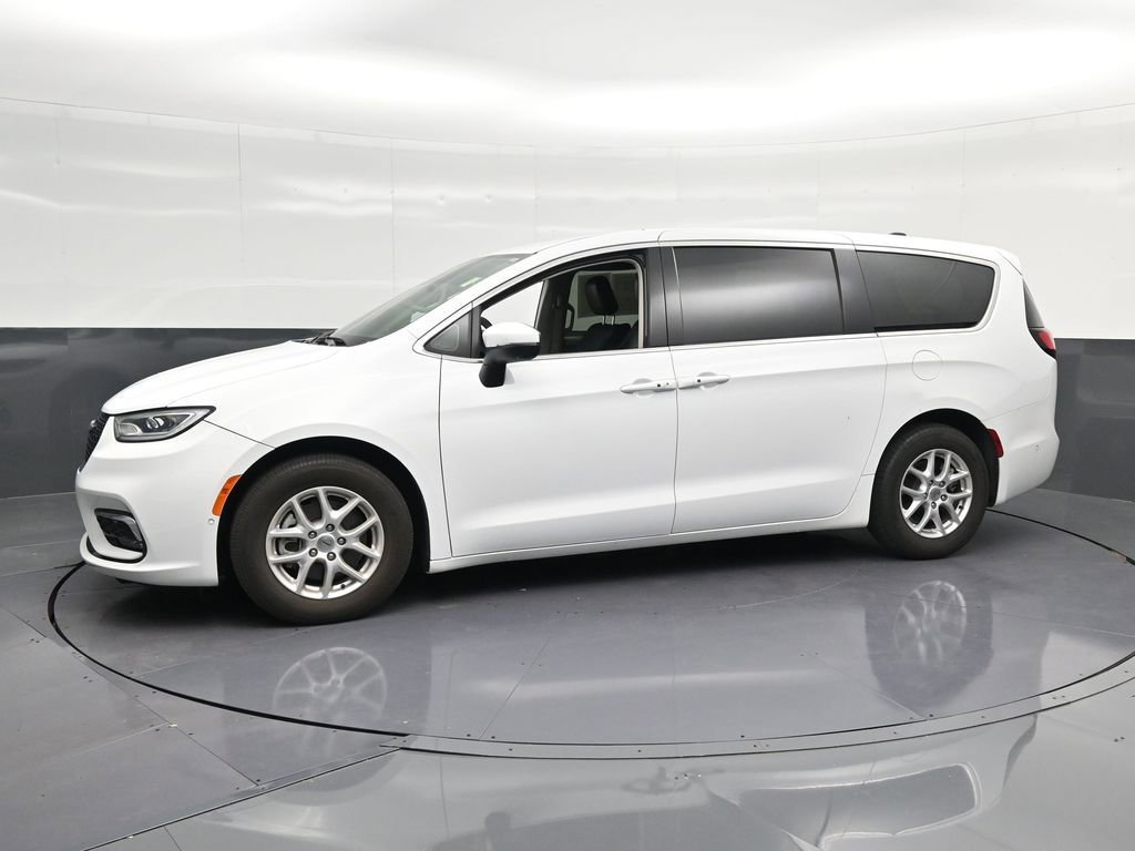 Used 2023 Chrysler Pacifica Touring-L FWD image 7