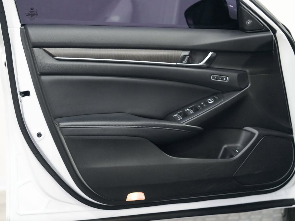 Used 2018 Honda Accord Touring image 11