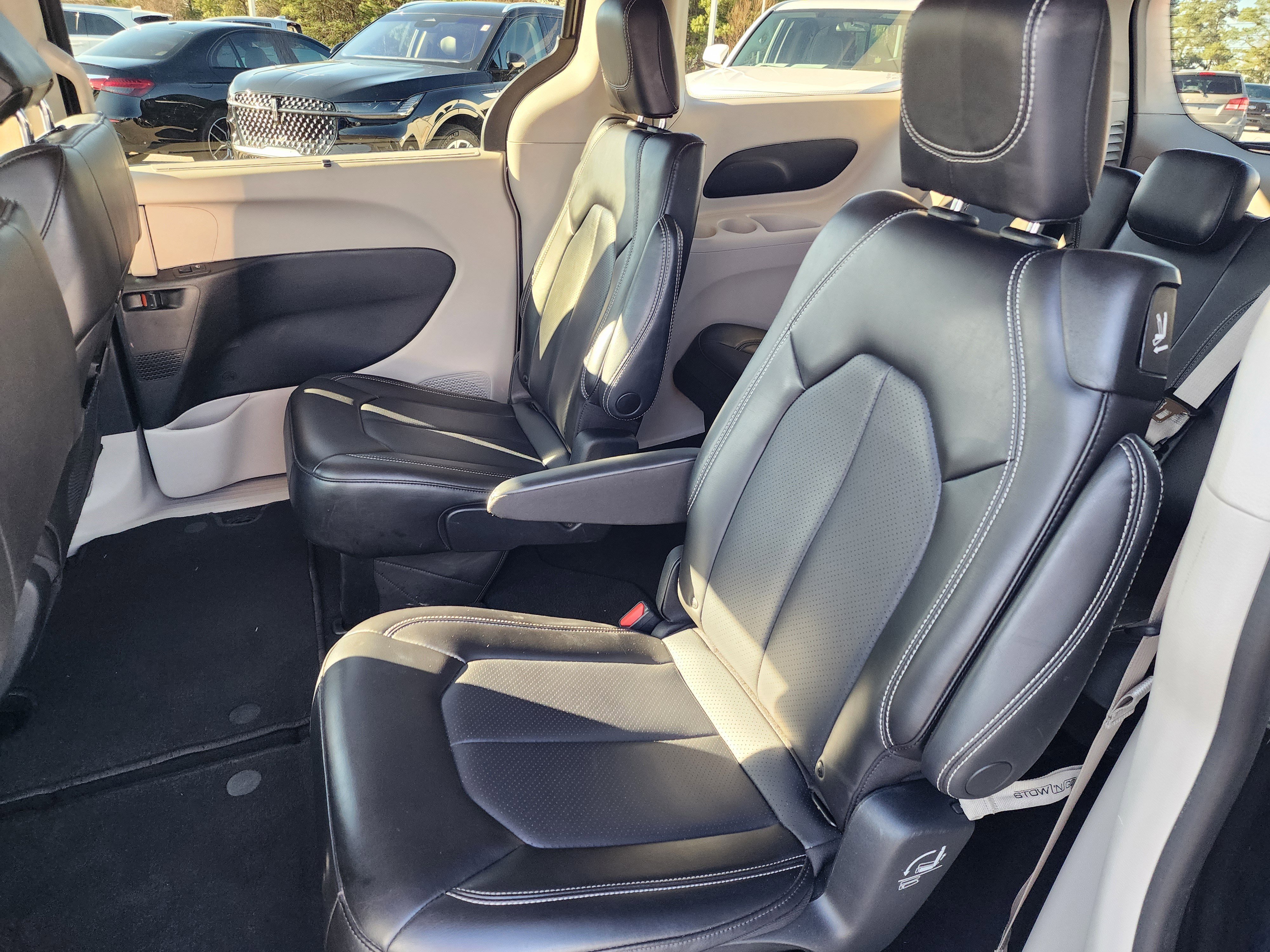 Used 2023 Chrysler Pacifica Touring-L image 17