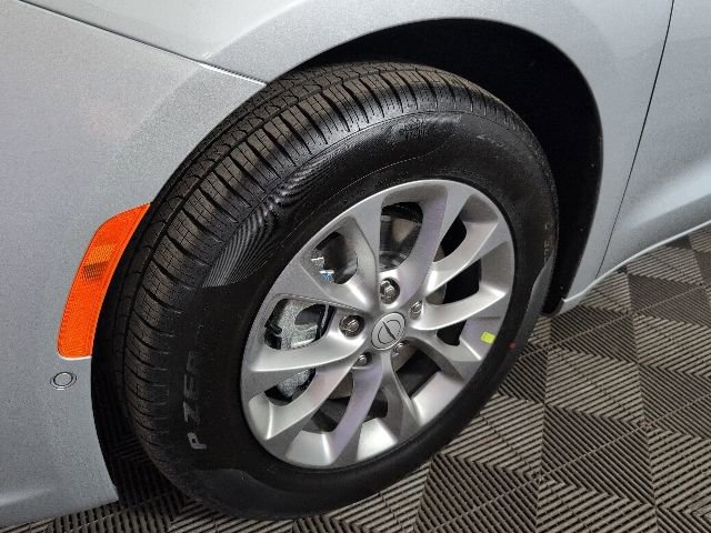 New 2026 Chrysler Pacifica Limited FWD image 8