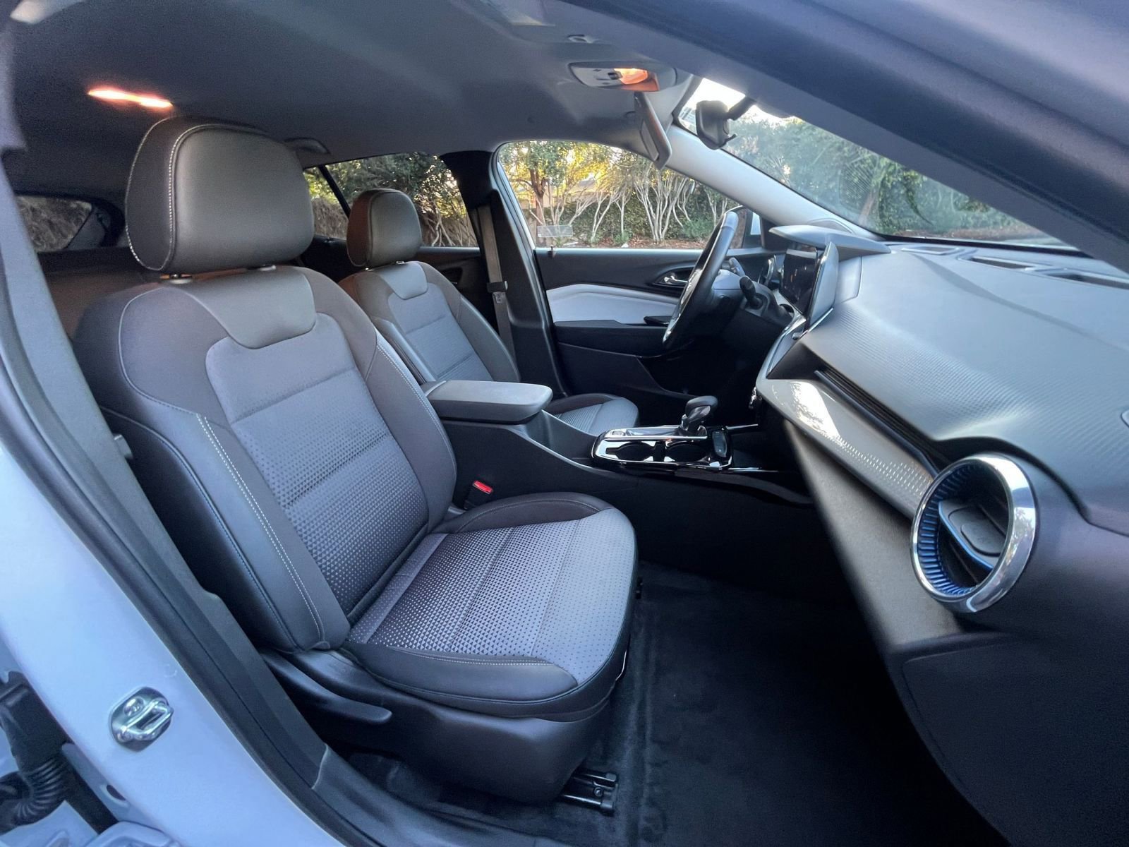 Used 2025 Chevrolet Trax LT w/ LT Convenience Package image 34