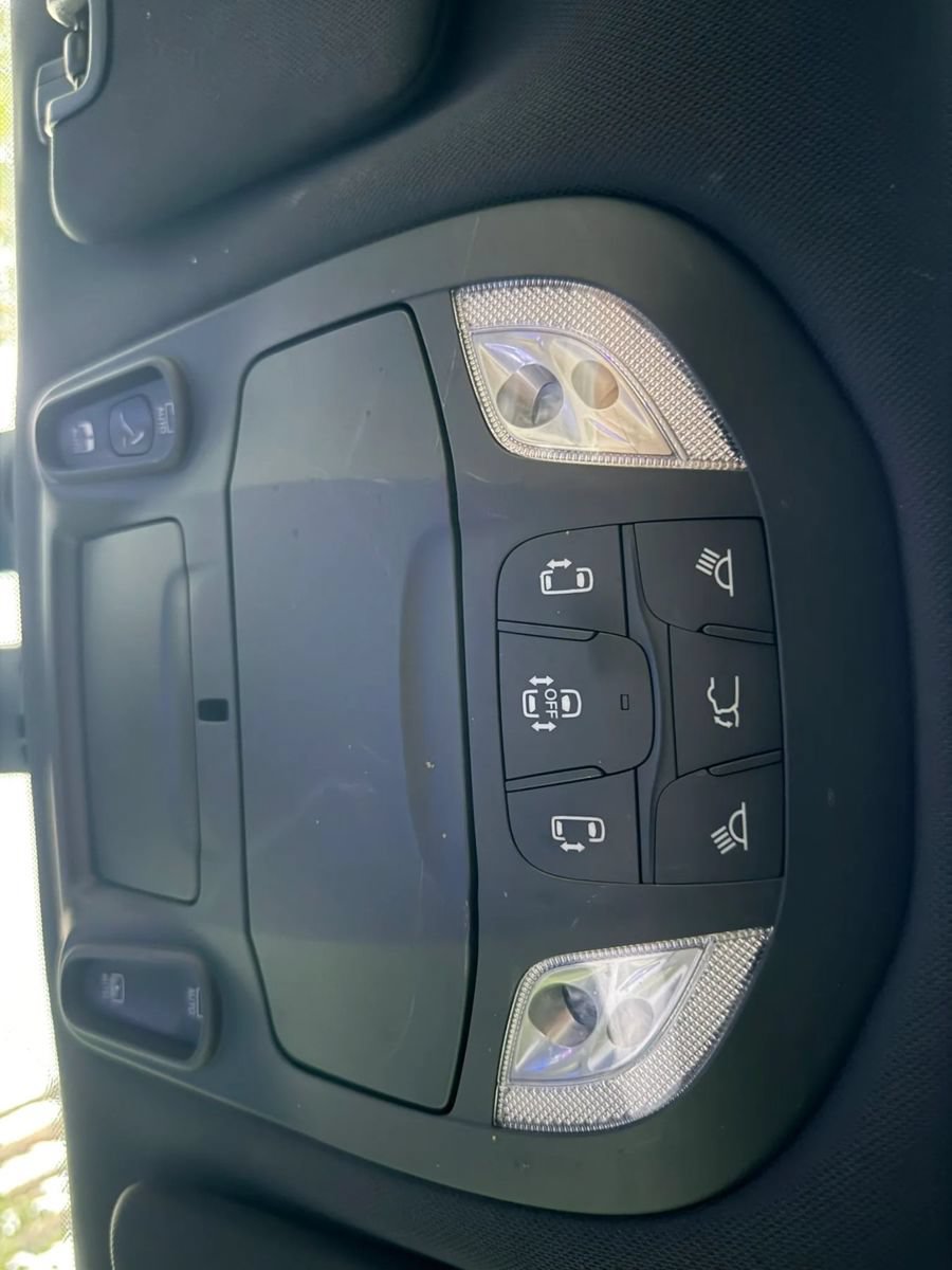 Used 2020 Chrysler Pacifica Limited w/ Advanced Safetytec Group FWD image 35