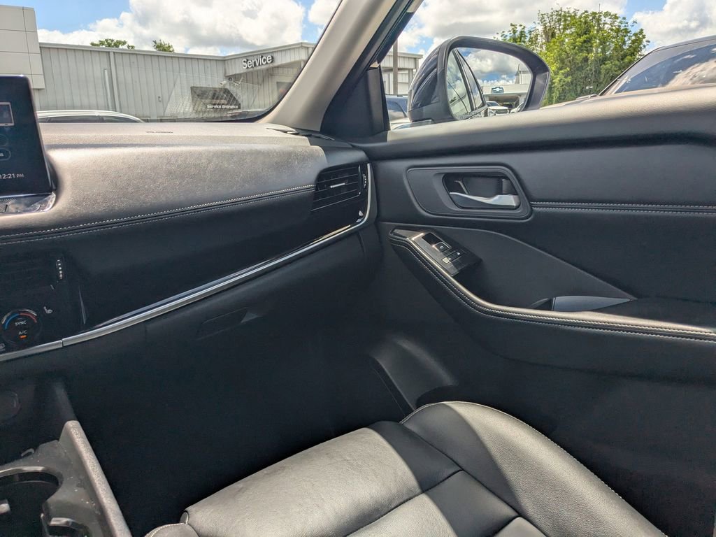 Used 2026 Nissan Rogue SL AWD/4WD image 16