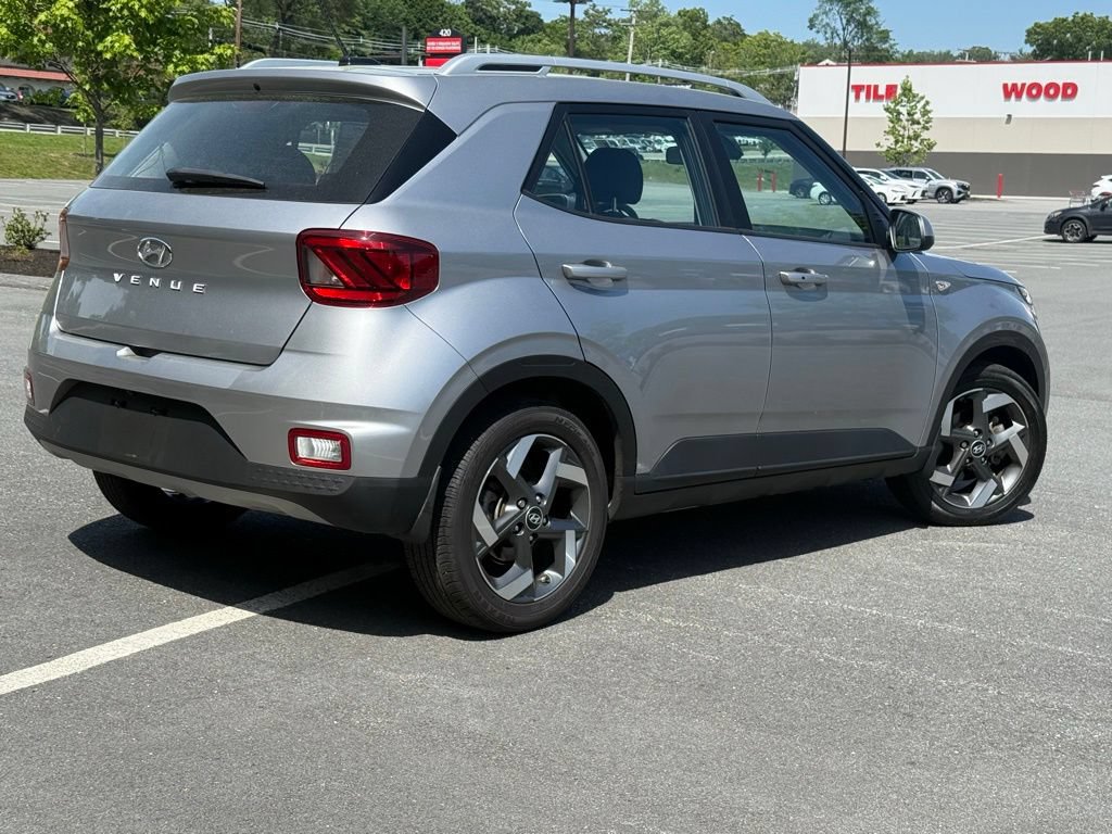 Used 2024 Hyundai Venue SEL FWD image 5