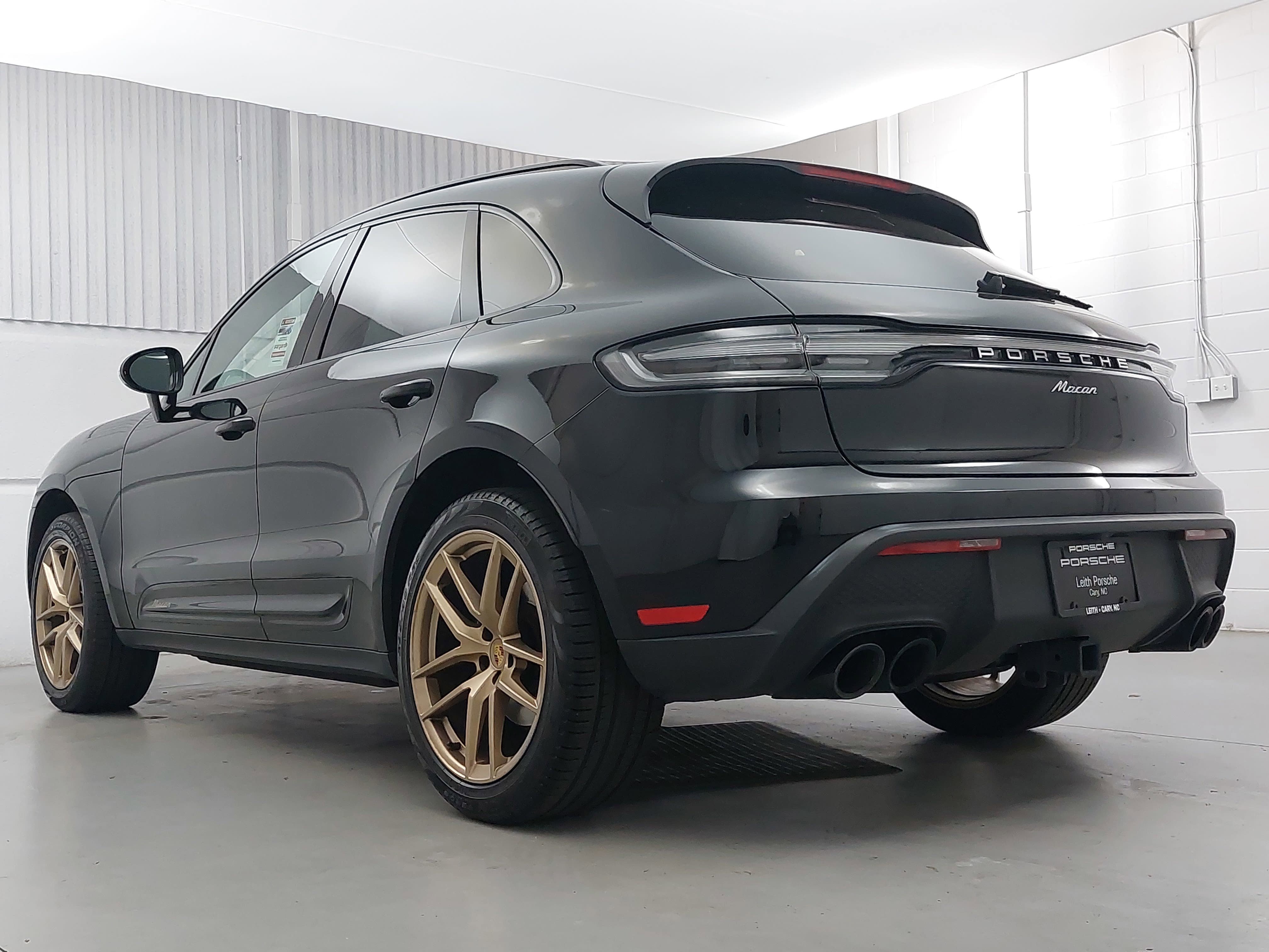 Certified 2022 Porsche Macan image 3