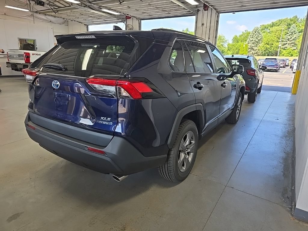 Used 2022 Toyota RAV4 XLE AWD/4WD image 4