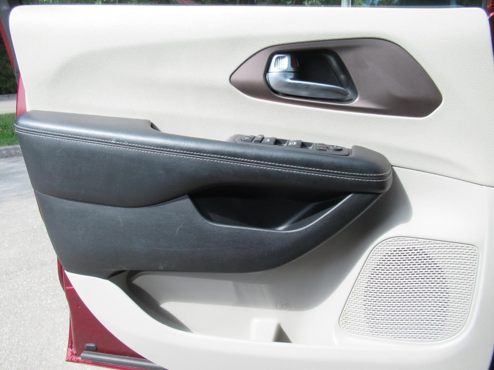 Certified 2022 Chrysler Voyager LX FWD image 18