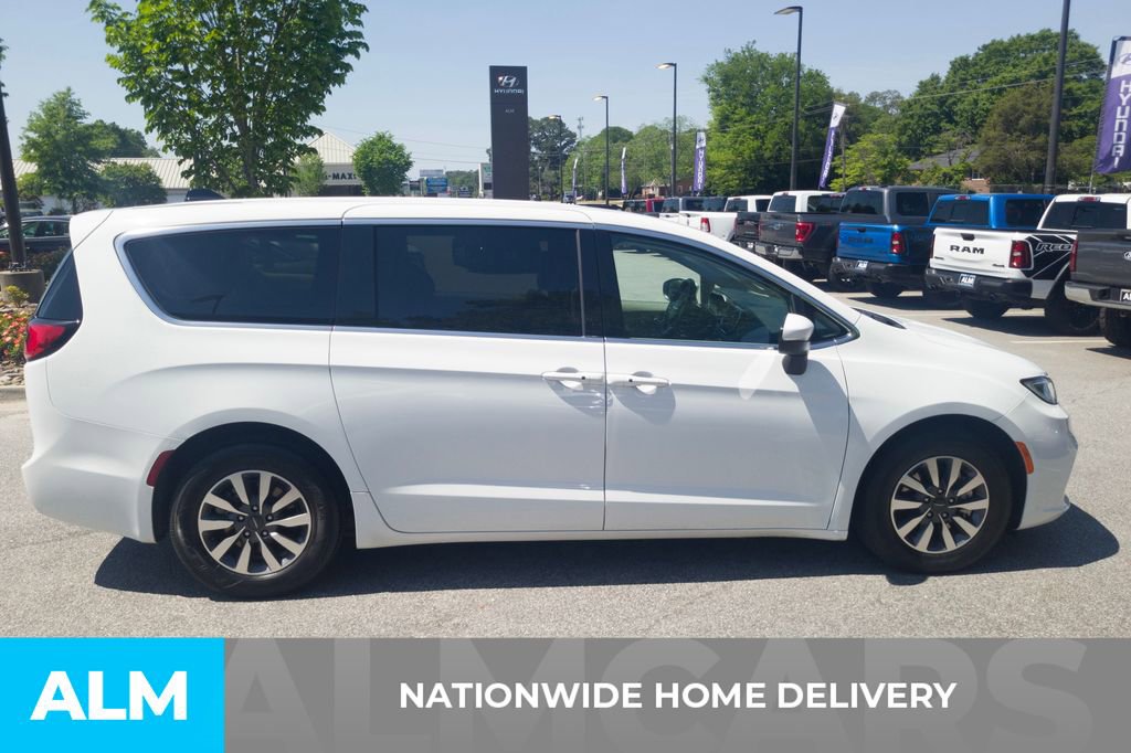 Used 2023 Chrysler Pacifica Touring-L image 4