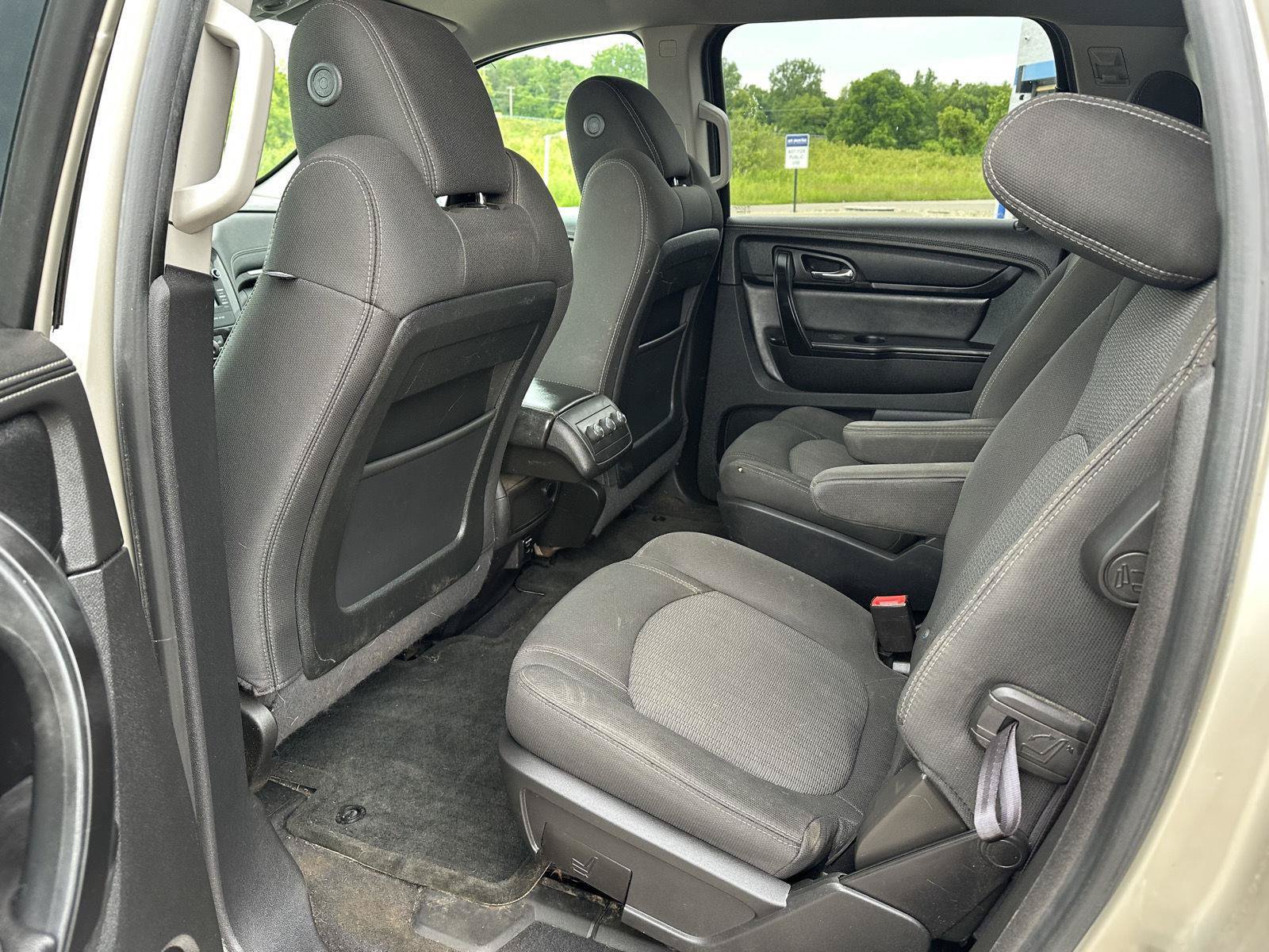 Used 2015 Chevrolet Traverse LT w/ Style and Technology Package FWD image 14
