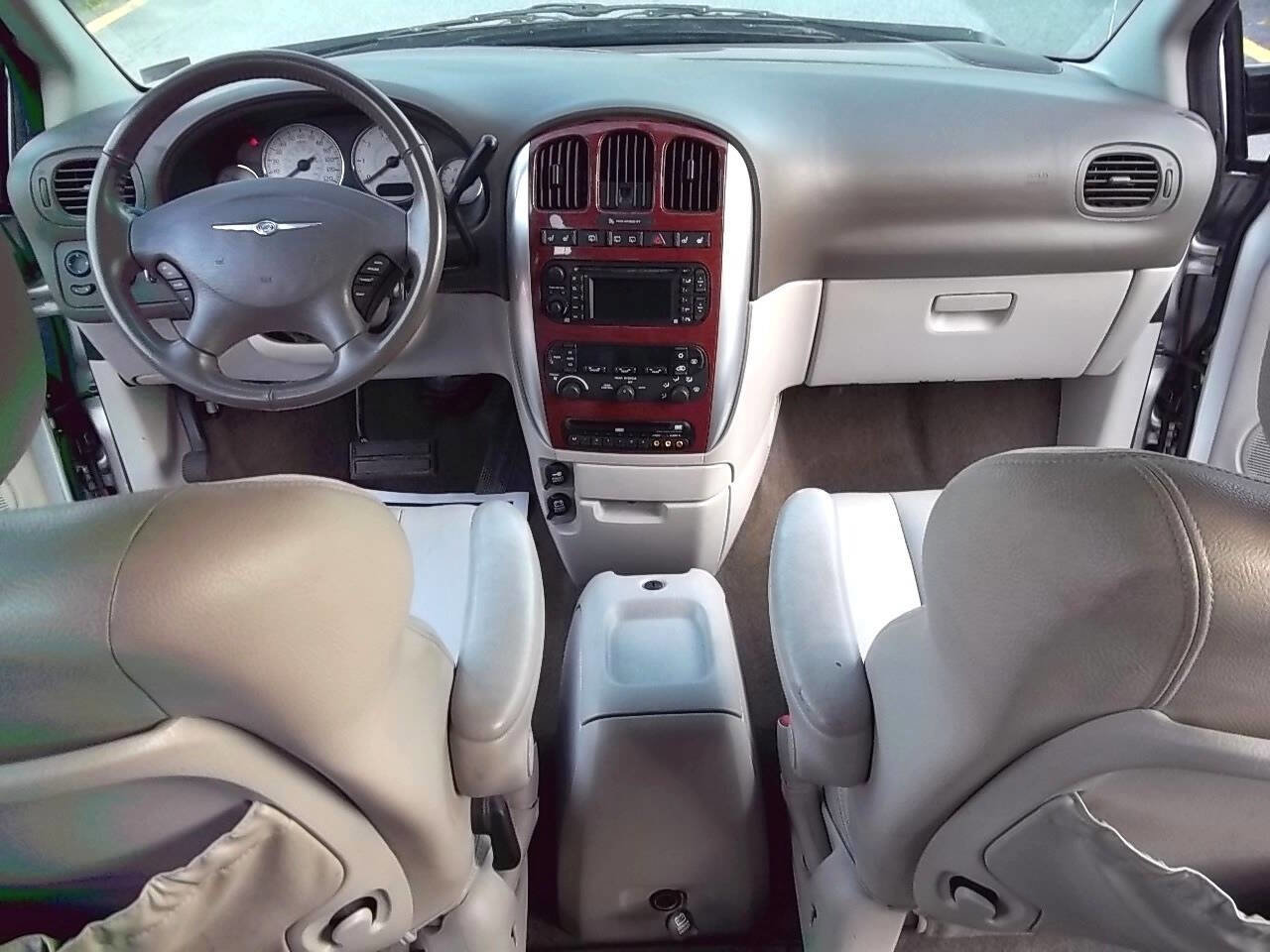 Used 2007 Chrysler Town & Country Limited FWD image 4