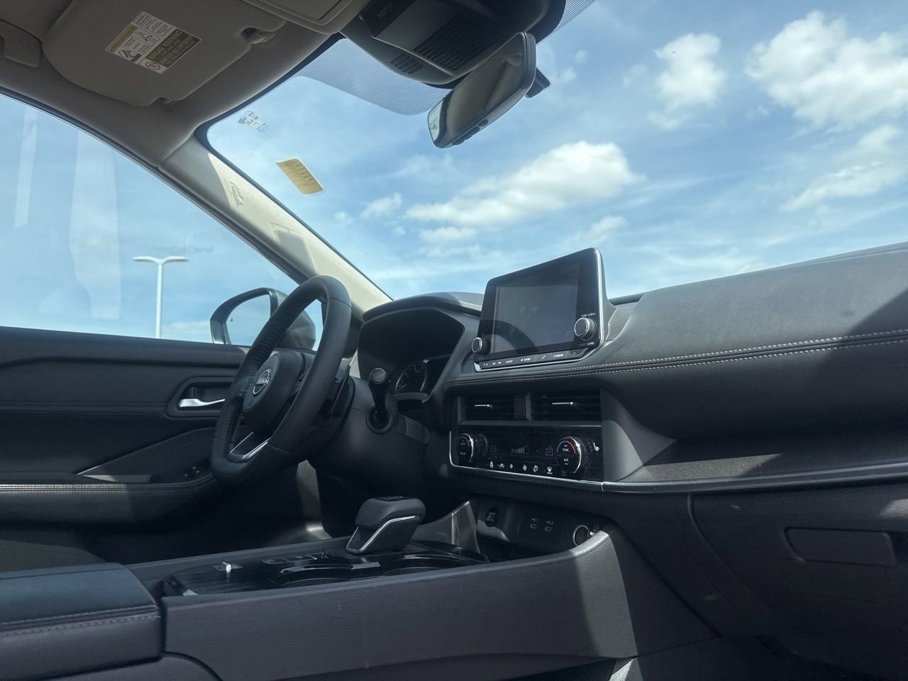 Used 2024 Nissan Rogue SV w/ SV Premium Package image 26