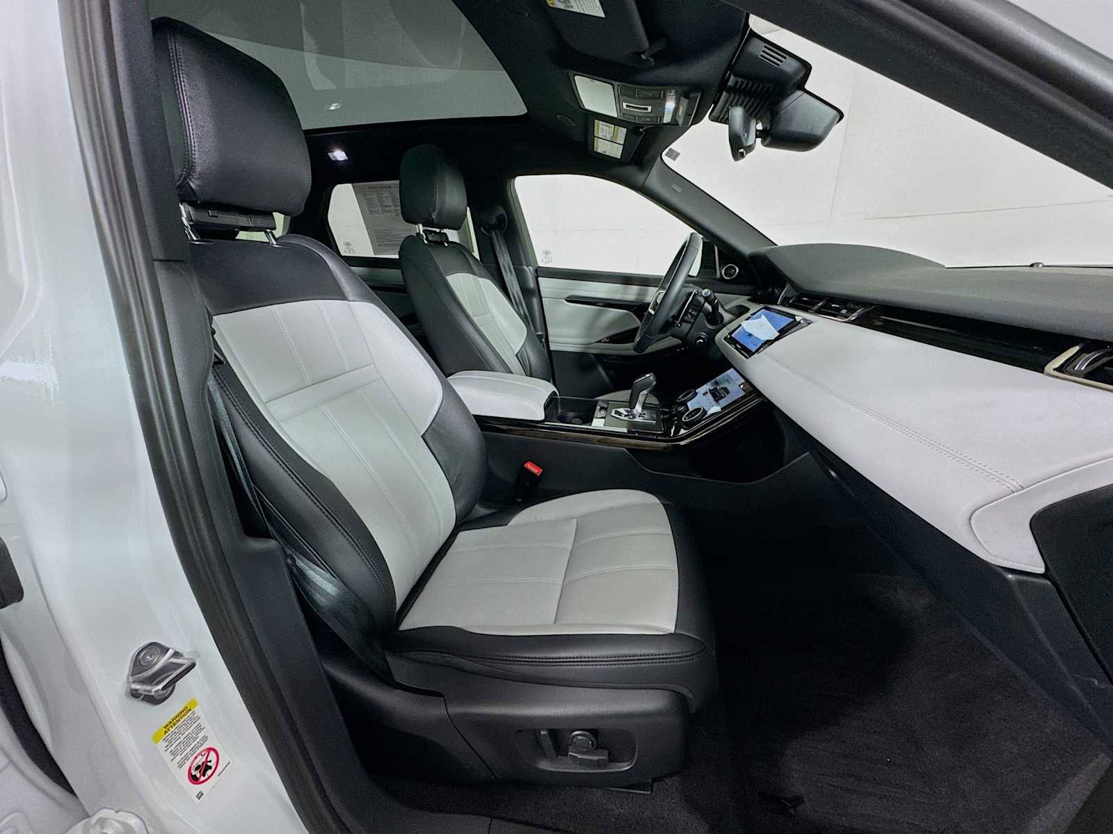 Used 2023 Land Rover Range Rover Evoque R-Dynamic SE image 28